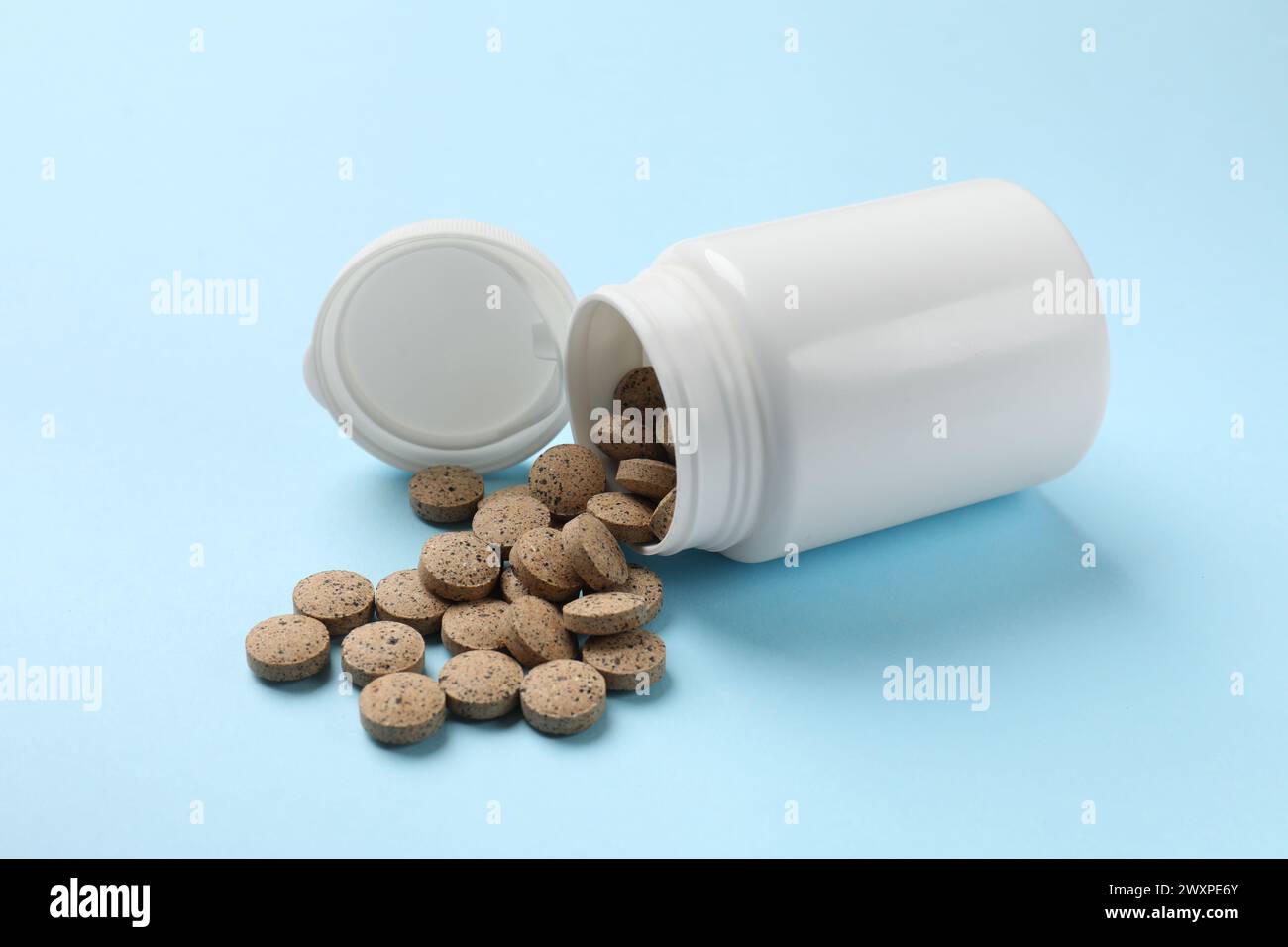 Pillole vitaminiche su sfondo azzurro Foto Stock