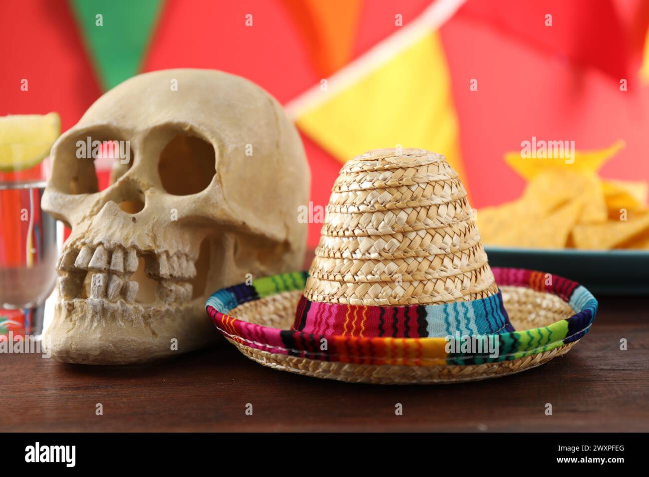 Cappello sombrero messicano e scorie umane su un tavolo di legno Foto Stock