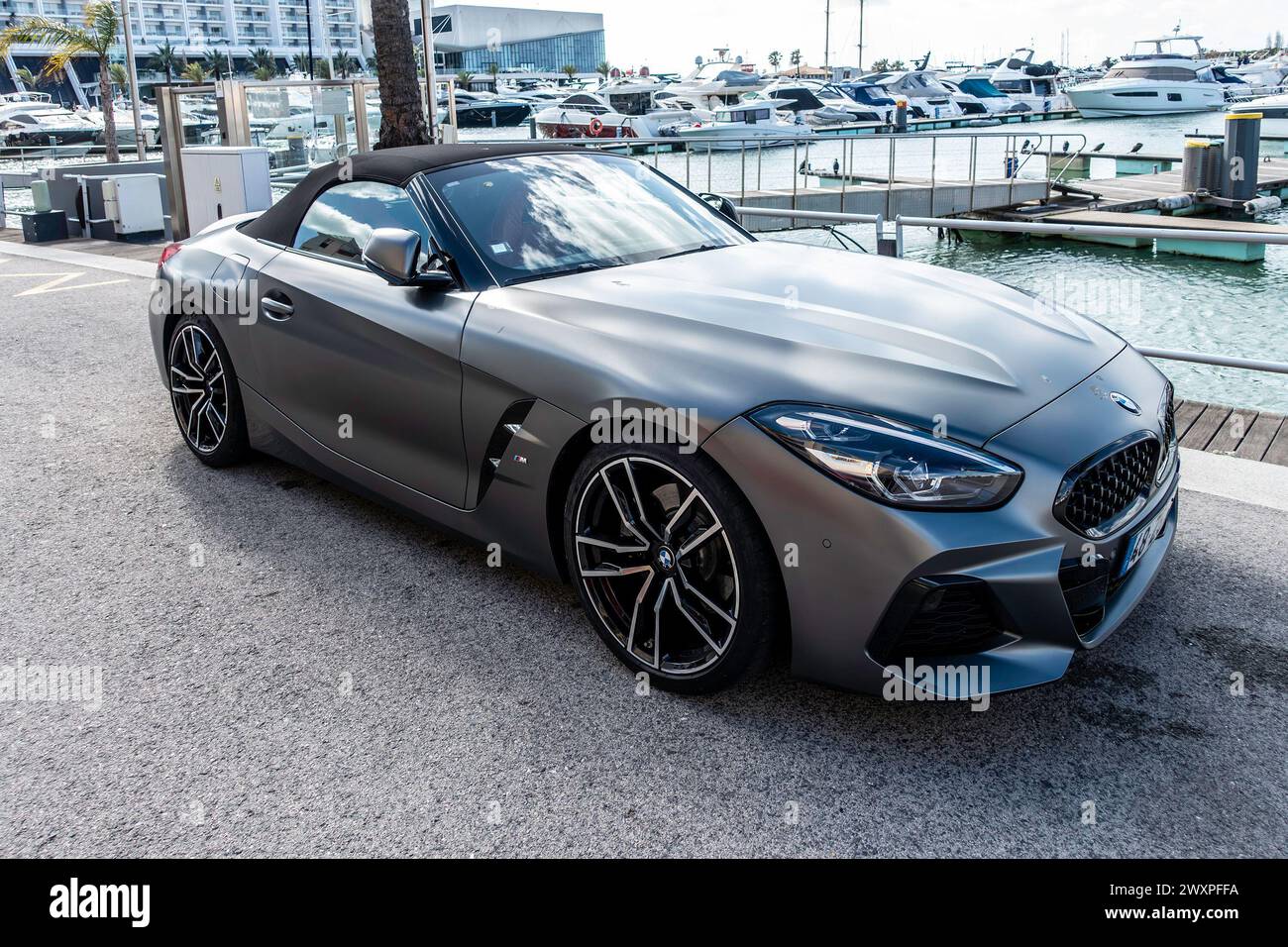 Una BMW Z4 2 posti, capote, cabriolet parcheggiata sul molo di Vilamoura, Portogallo. Foto Stock