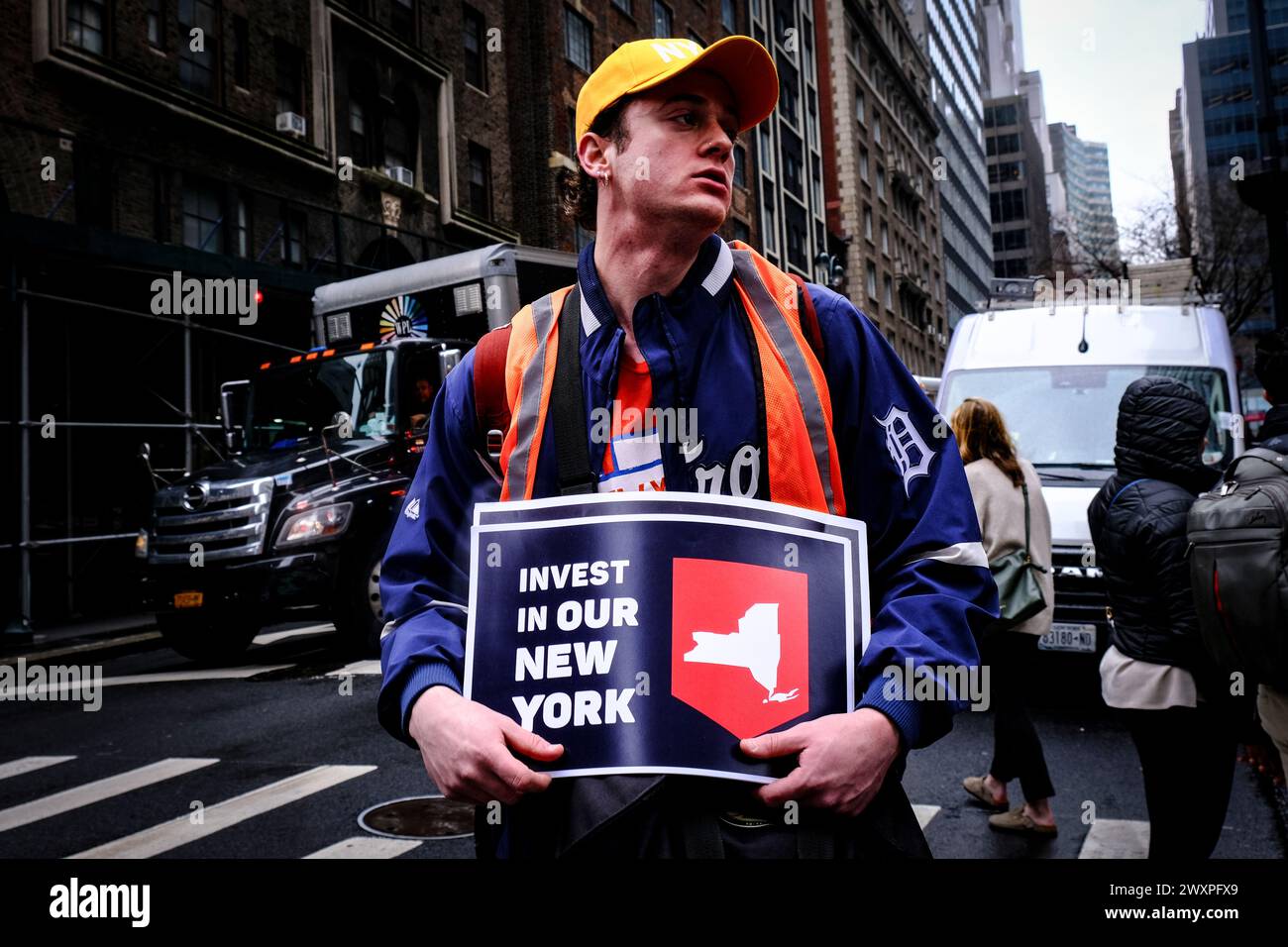 New York City, NY: 1° aprile 2024 - studenti e insegnanti di New York hanno marciato verso l'ufficio del governatore Kathy Hochul per chiedere che New York investa in alloggi accessibili, riceva un'istruzione pubblica di alta qualità, acceda a un'assistenza sanitaria completa e all'assistenza all'infanzia universale e viva in comunità ben finanziate su un pianeta vivibile. Crediti: Katie Godowski/MediaPunch crediti: MediaPunch Inc/Alamy Live News Foto Stock