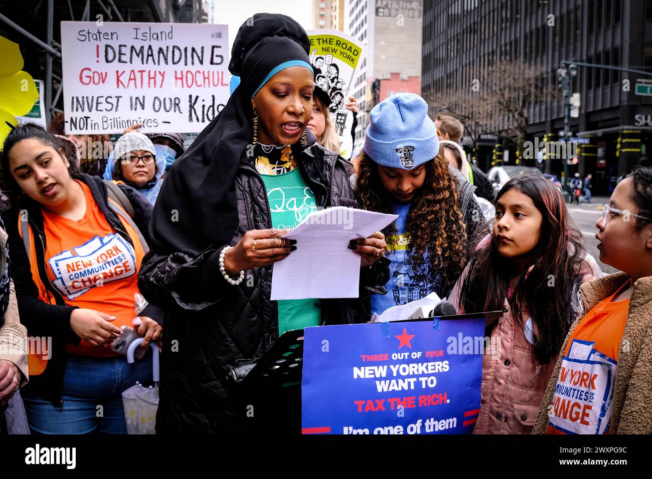 New York City, NY: 1° aprile 2024 - studenti e insegnanti di New York hanno marciato verso l'ufficio del governatore Kathy Hochul per chiedere che New York investa in alloggi accessibili, riceva un'istruzione pubblica di alta qualità, acceda a un'assistenza sanitaria completa e all'assistenza all'infanzia universale e viva in comunità ben finanziate su un pianeta vivibile. Crediti: Katie Godowski/MediaPunch crediti: MediaPunch Inc/Alamy Live News Foto Stock