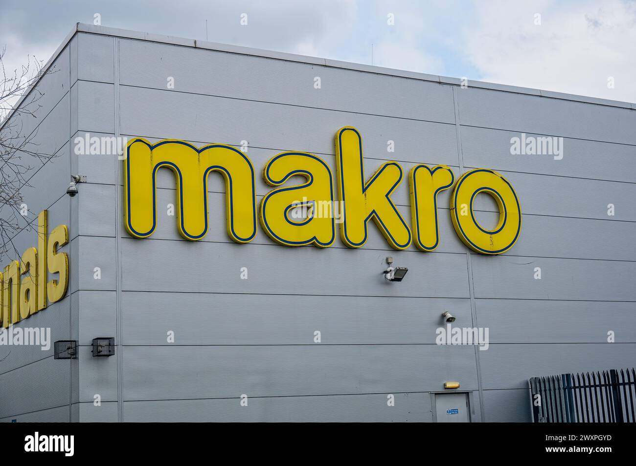 LONDRA, Regno Unito - MARZO 31 2024: Cartello Makro all'ingrosso sul lato di un edificio Foto Stock