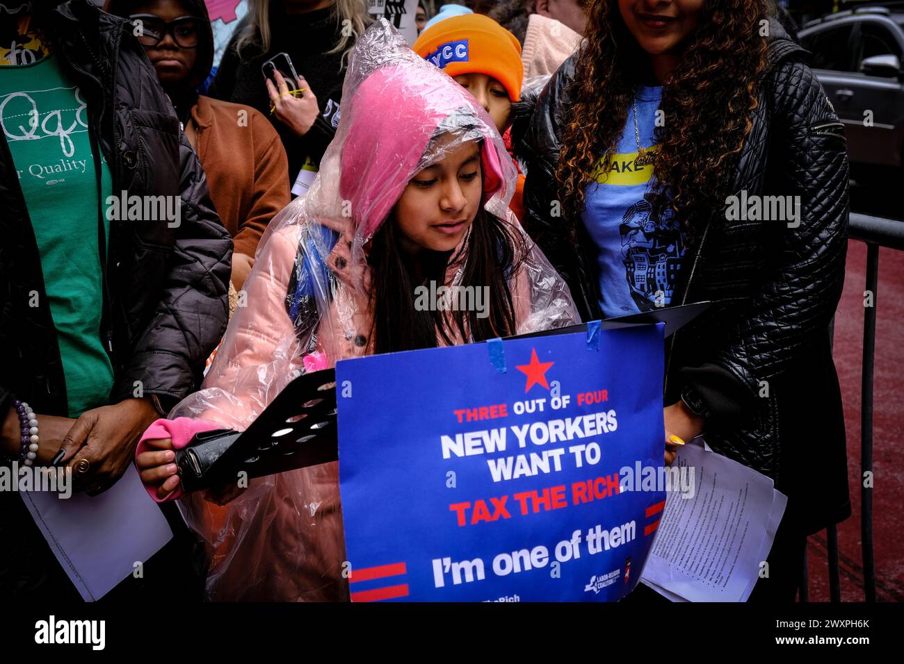 New York City, NY: 1° aprile 2024 - studenti e insegnanti di New York hanno marciato verso l'ufficio del governatore Kathy Hochul per chiedere che New York investa in alloggi accessibili, riceva un'istruzione pubblica di alta qualità, acceda a un'assistenza sanitaria completa e all'assistenza all'infanzia universale e viva in comunità ben finanziate su un pianeta vivibile. Crediti: Katie Godowski/MediaPunch crediti: MediaPunch Inc/Alamy Live News Foto Stock