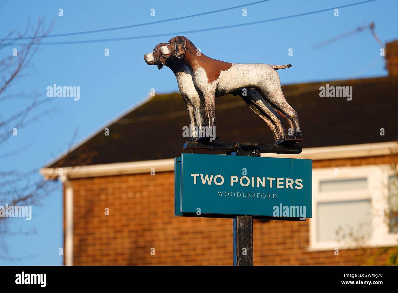 Un cartello fuori dalla casa pubblica a due puntatori a Oulton, Leeds, West Yorkshire, Regno Unito Foto Stock