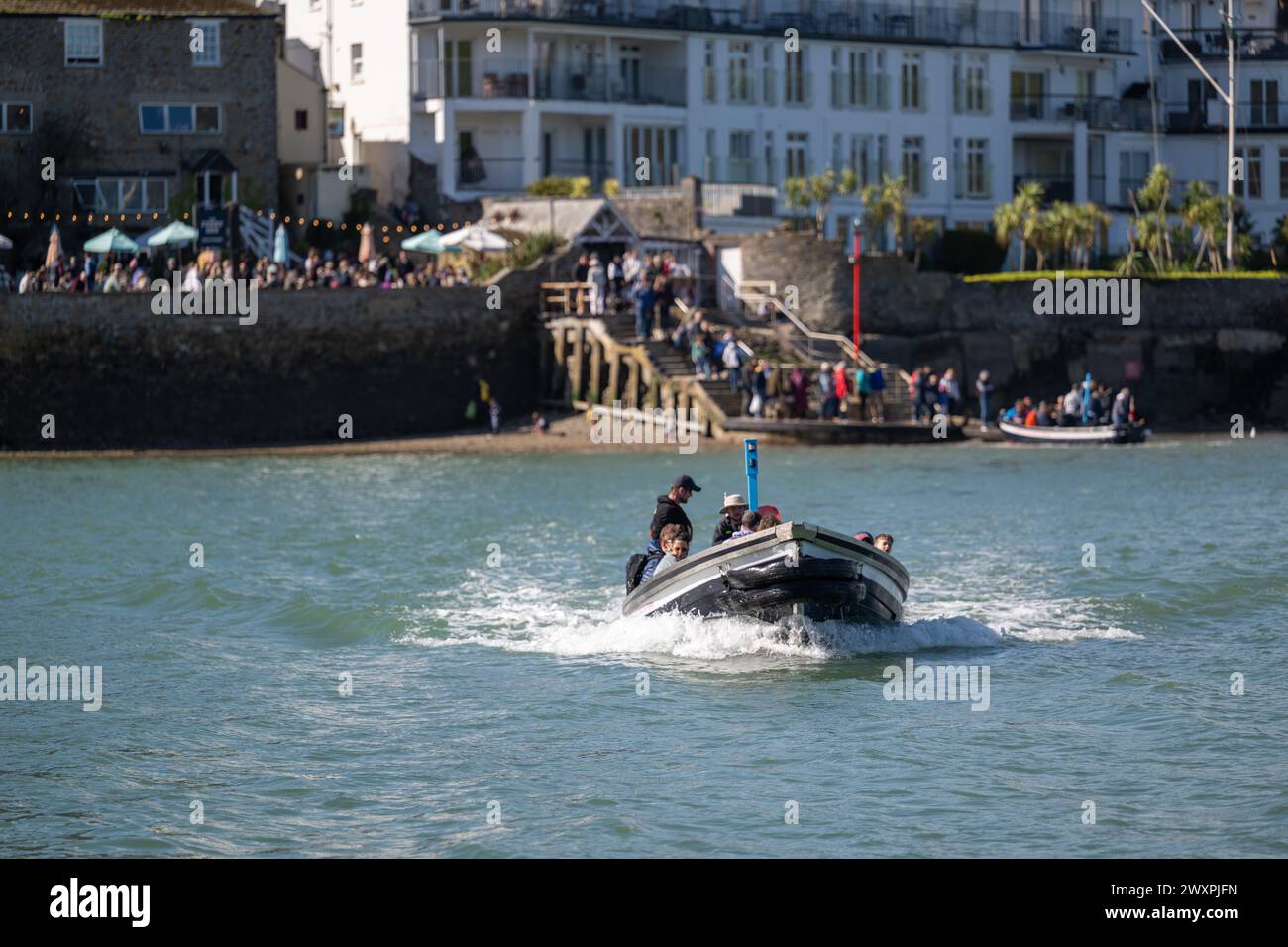 Da Salcombe a East Portlemouth Ferry, canale intermedio, con un Ferry Pub completo e code all'atterraggio sullo sfondo, acque calme. Foto Stock