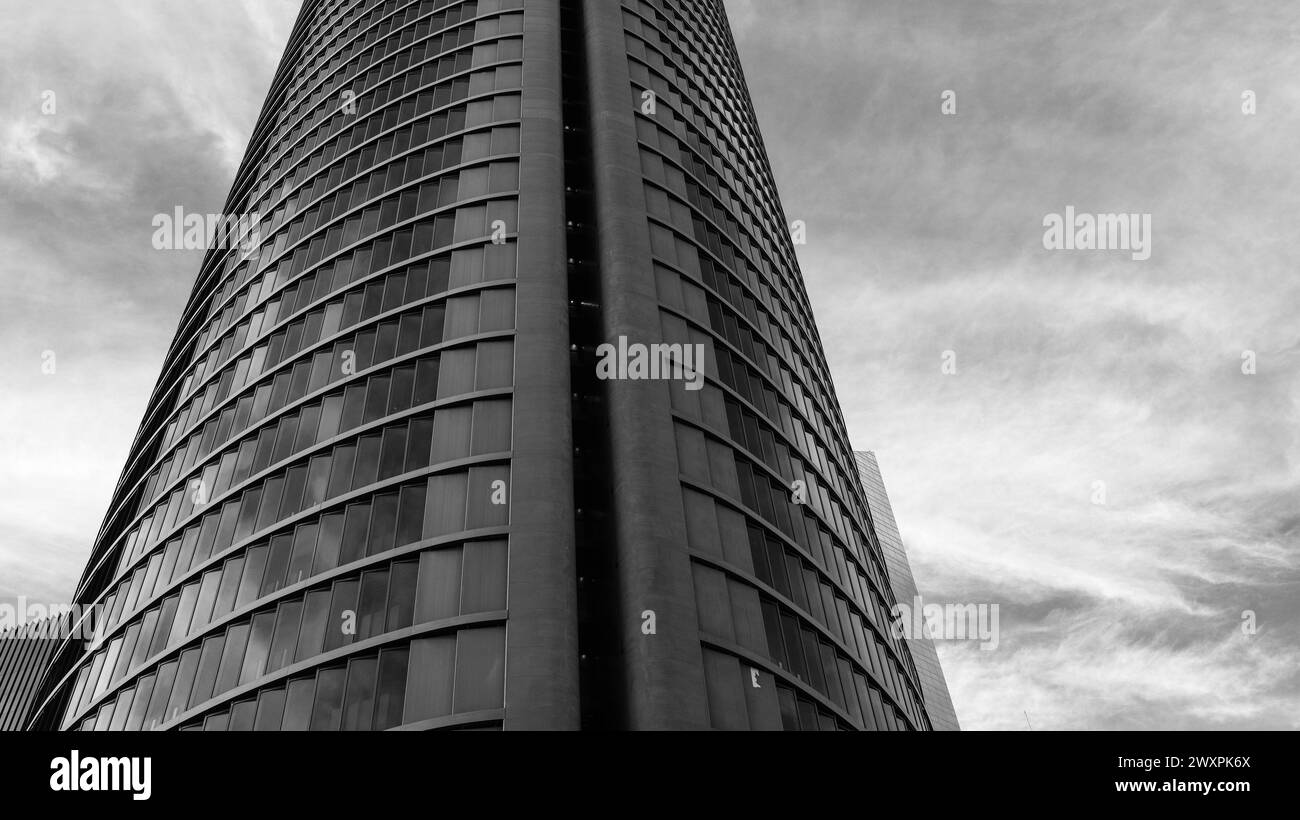 Vista della Torre PwCl sul Paseo de la Castellana a Madrid, nel complesso finanziario delle 4 torri. In Spagna Foto Stock