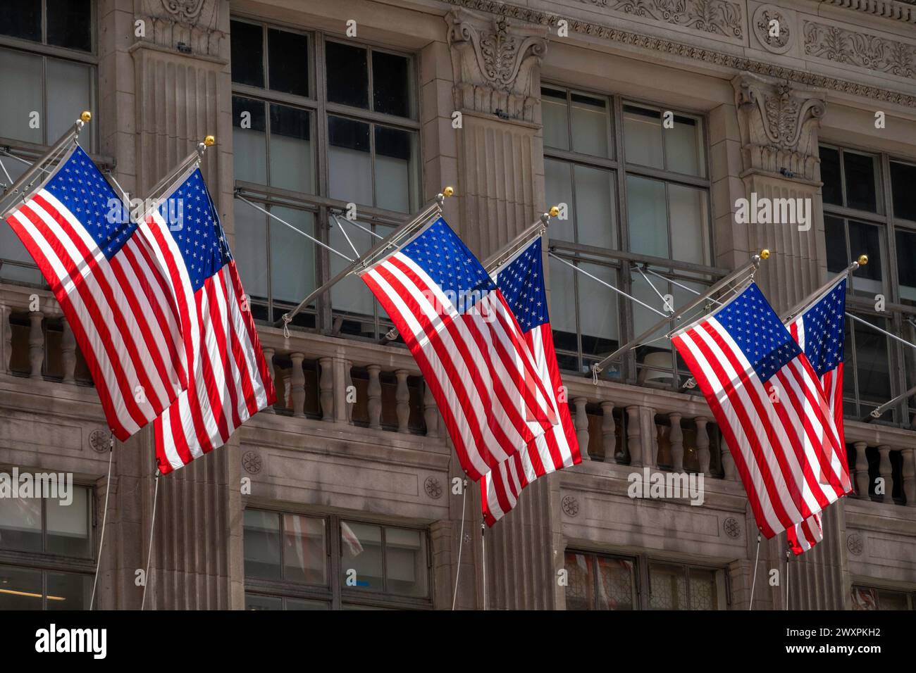 Bandiere americane retroilluminate sulla nave ammiraglia Saks, negozio Fifth Avenue, 2024, New York City, USA Foto Stock