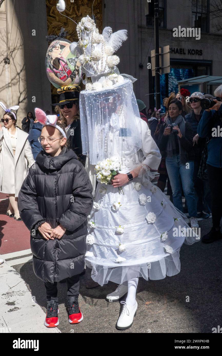 La sfilata di Pasqua sulla Fifth Avenue attira migliaia di persone vestite in costume per celebrare Pasqua, 2024, New York City, USA Foto Stock