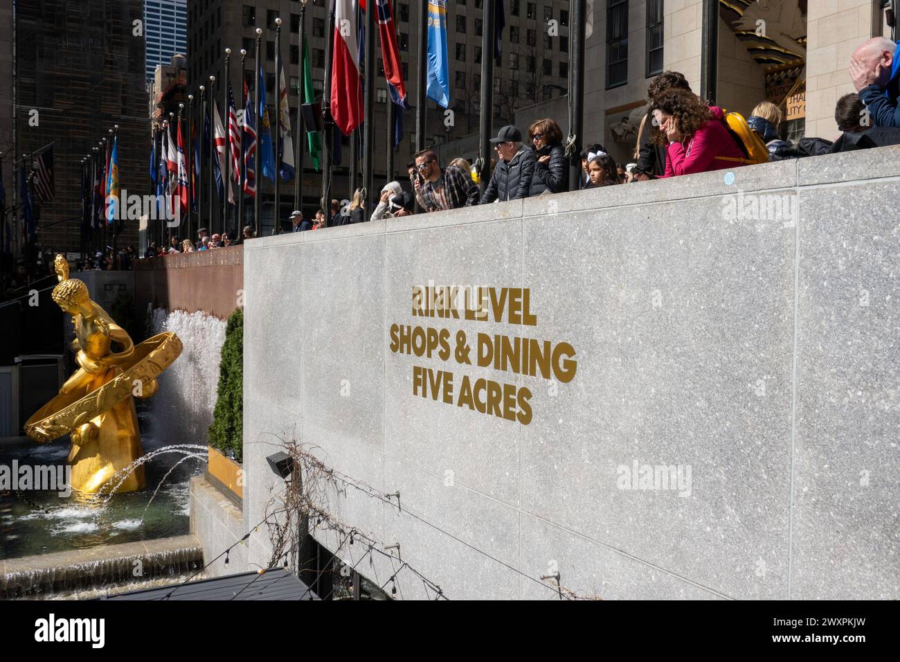 I turisti si affollano al Rockefeller Center Plaza per celebrare Pasqua, 2024, New York City, Stati Uniti. Foto Stock