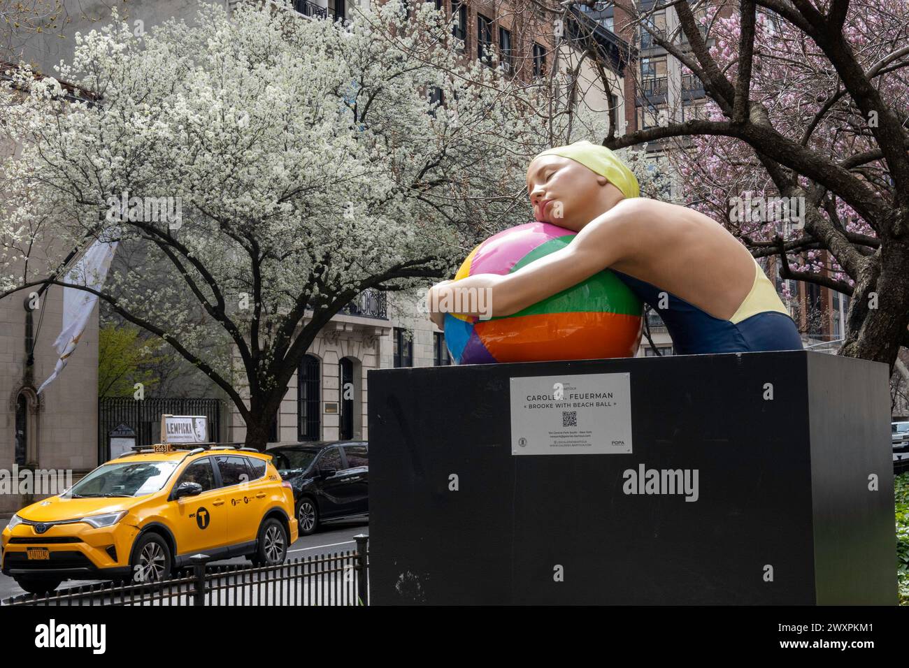"Street Swimmers" di Carole Feuerman è un progetto artistico pubblico lungo Park Avenue nel quartiere storico di Murray Hill, New York City, USA 2024 Foto Stock