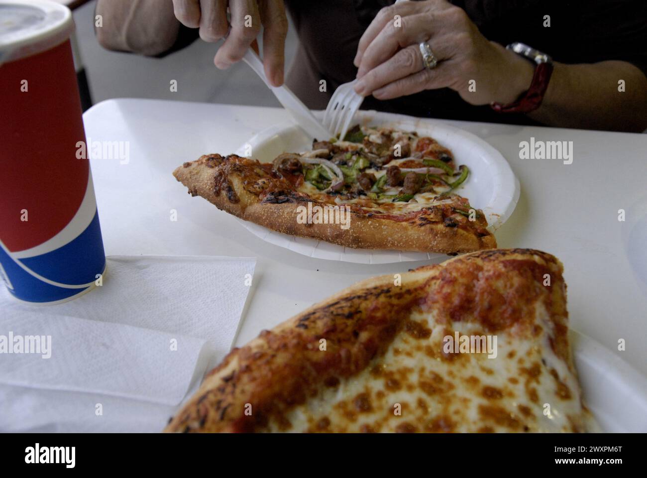 Isole Maui. Hawaii, USA Costco famosa pizza lo stesso prezzo in ogni parte degli stati uniti e nelle isole hawaii $.1,99 o pepsi $ sotto il dollaro 21 gennaio 2015 foto di Francis Joseph Dean/Deanpictures) Foto Stock