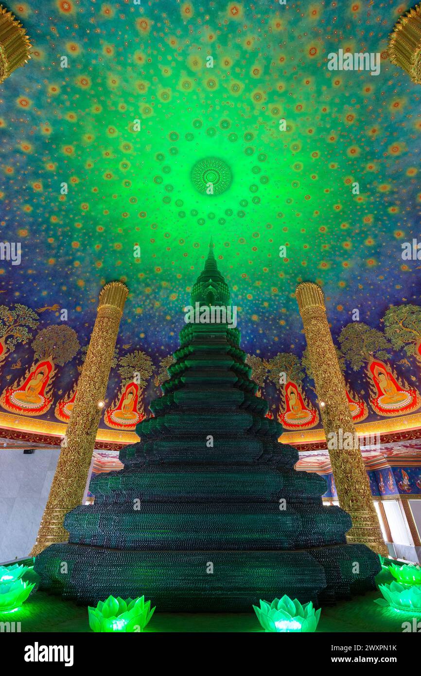 Pagoda di smeraldo e tetto ornato con arte buddista all'interno dello Stupa Phrarathchamongkhon al Tempio Phasi Charoen di Wat Paknam (Pak Nam) a Bangkok, Thailandia. Foto Stock
