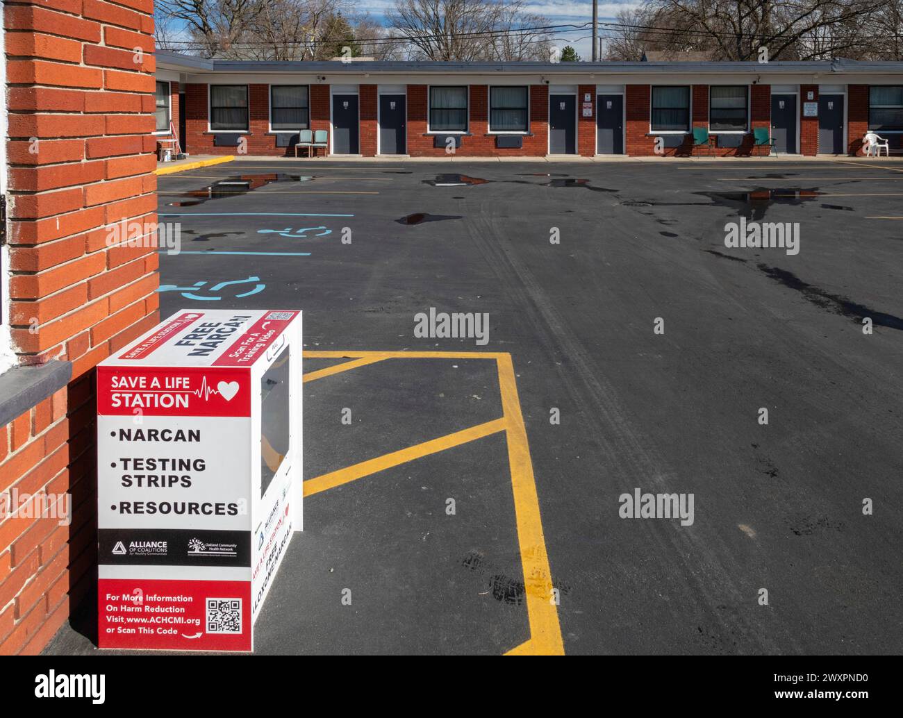 Ferndale, Michigan - le stazioni "Save a Life Stations" nei luoghi pubblici, come questo motel, in tutta la contea di Oakland offrono accesso gratuito a Narcan (Naloxone), wh Foto Stock