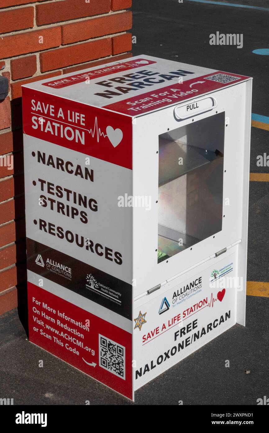 Ferndale, Michigan - le stazioni "Save a Life Stations" nei luoghi pubblici di tutta la contea di Oakland offrono accesso gratuito a Narcan (Naloxone), che è usato per revers Foto Stock