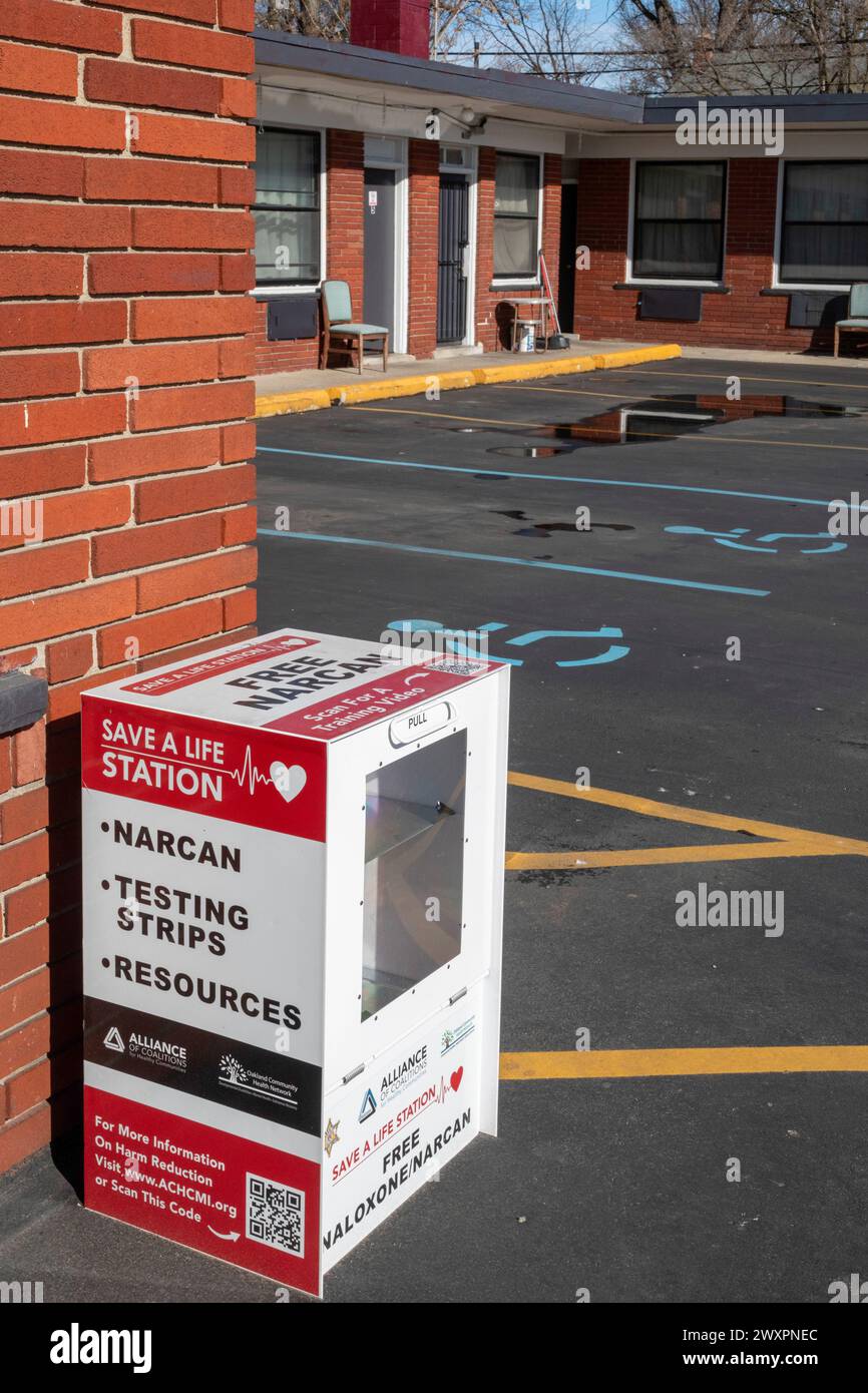 Ferndale, Michigan - le stazioni "Save a Life Stations" nei luoghi pubblici, come questo motel, in tutta la contea di Oakland offrono accesso gratuito a Narcan (Naloxone), wh Foto Stock