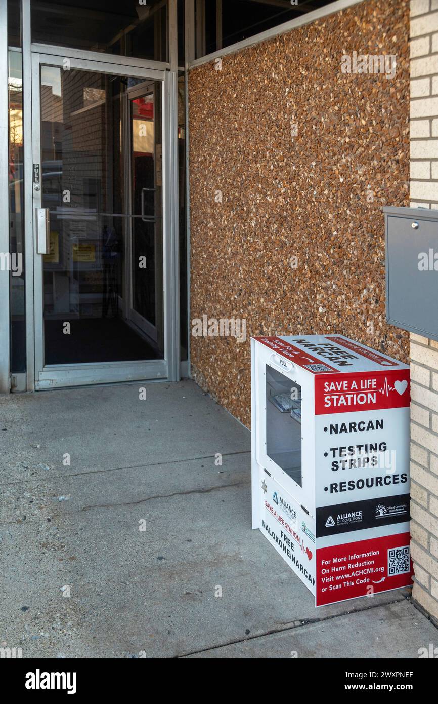 Ferndale, Michigan - le stazioni "Save a Life Stations" nei luoghi pubblici di tutta la contea di Oakland offrono accesso gratuito a Narcan (Naloxone), che è usato per revers Foto Stock