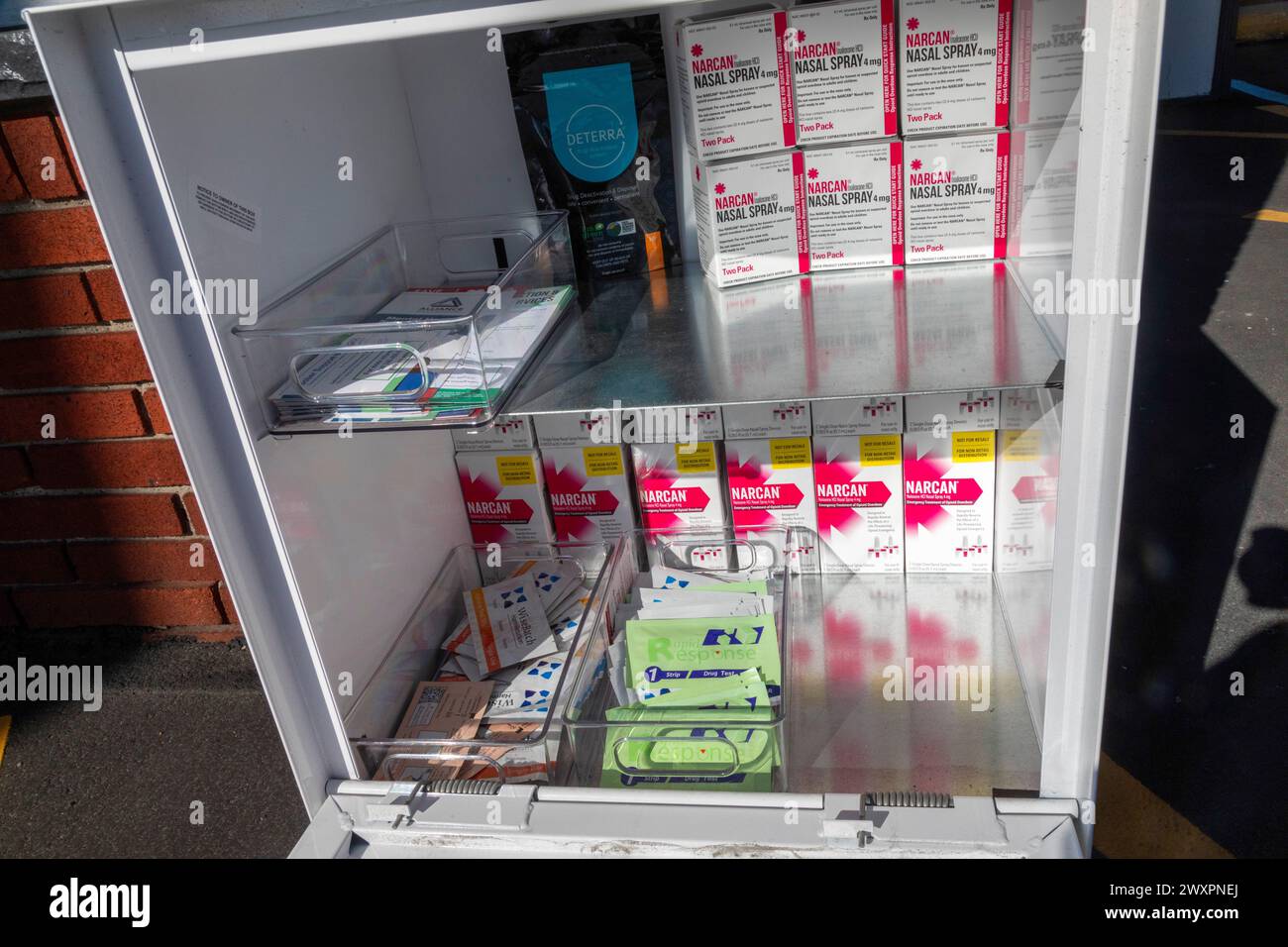 Ferndale, Michigan - le stazioni "Save a Life Stations" nei luoghi pubblici di tutta la contea di Oakland offrono accesso gratuito a Narcan (Naloxone), che è usato per revers Foto Stock