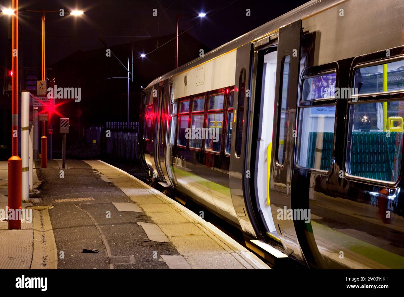 Treno elettrico London Midland classe 323 alla stazione di Wolverhampton Foto Stock