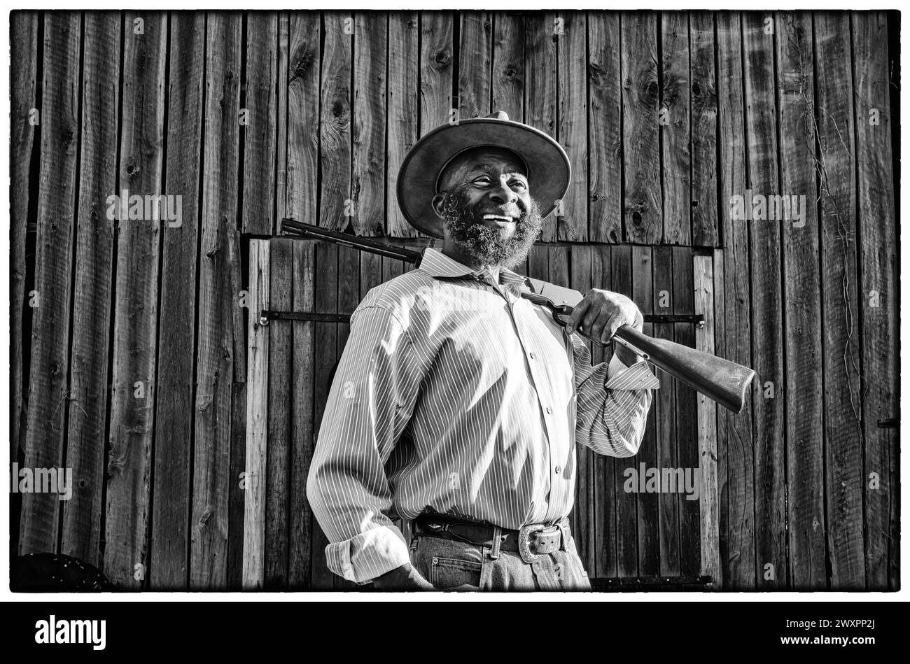 Brandywine, Maryland, Stati Uniti. 16 marzo 2024. George Maxfield, noto anche come King Geige Max Diesel nella sua fattoria di 34 acri a Brandywine, Maryland. Mayfield, noto anche come Max Diesel, ha avuto oltre 300 ospiti per il suo percorso annuale, frittura di pesce, un bon fire di 15 piedi, giochi, danza e 50/50. (Immagine di credito: © Brian Branch Price/ZUMA Press Wire) SOLO PER USO EDITORIALE! Non per USO commerciale! Foto Stock