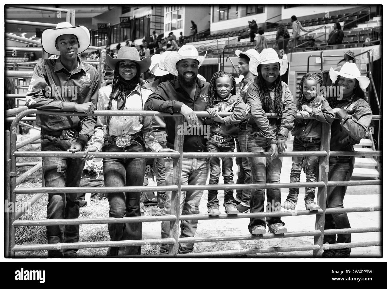 Upper Marlboro, Maryland, Stati Uniti. 23 settembre 2023. La famiglia Wilburd Jaylen, Parigi, Rashaun, Reign, Zoey, Rylen e Zanetta da Austin, AK durante l'annuale Bill Pickett Invitational Rodeo Championships presso la Show Place Arena di Upper Marlboro, MD, sabato 23 settembre 2023. (Immagine di credito: © Brian Branch Price/ZUMA Press Wire) SOLO PER USO EDITORIALE! Non per USO commerciale! Foto Stock