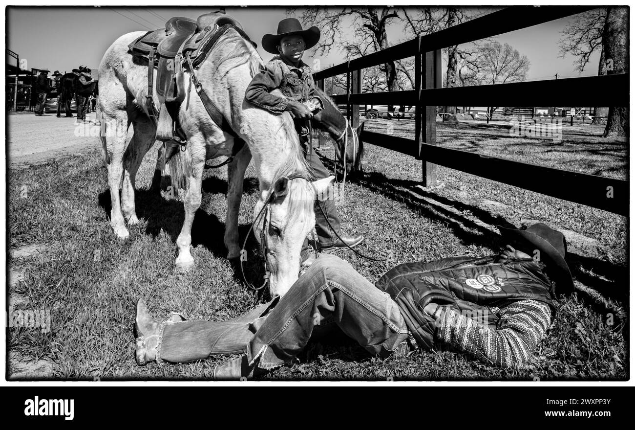 Prairie View, Texas, Stati Uniti. 18 febbraio 2024. I Cowboys fanno una pausa durante un pranzo all'annuale Prairie View Trail Riders Association, seconda tappa del viaggio di 67 chilometri circa a Hempstead, Texas. Il gruppo dei cowboy neri convergerà nel HoustonÃs Memorial Park con altri tre gruppi di cowboy neri per le cerimonie di apertura dell'annuale Houston Livestock Show and Rodeo di Houston. La PVTRA è stata fondata nel 1957 e ha lo scopo di promuovere l'interesse agricolo nei giovani americani e di perpetuare quei principi e metodi che sono ormai considerati ideali e tradizioni del WE Foto Stock