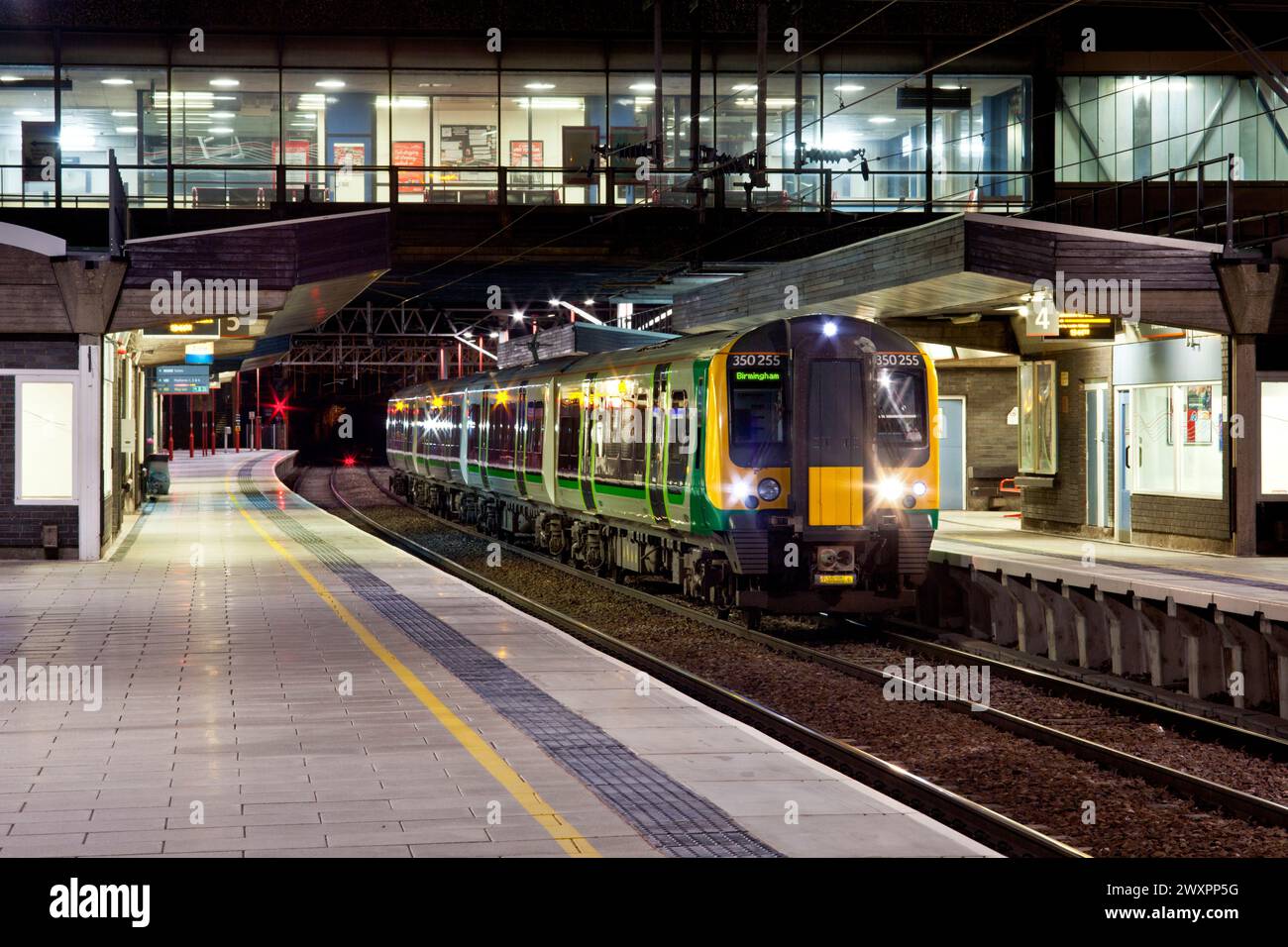 London Midland Siemens Desiro classe 350 treno elettrico a più unità 350255 presso la stazione ferroviaria di Stafford sulla linea principale della costa occidentale di notte Foto Stock