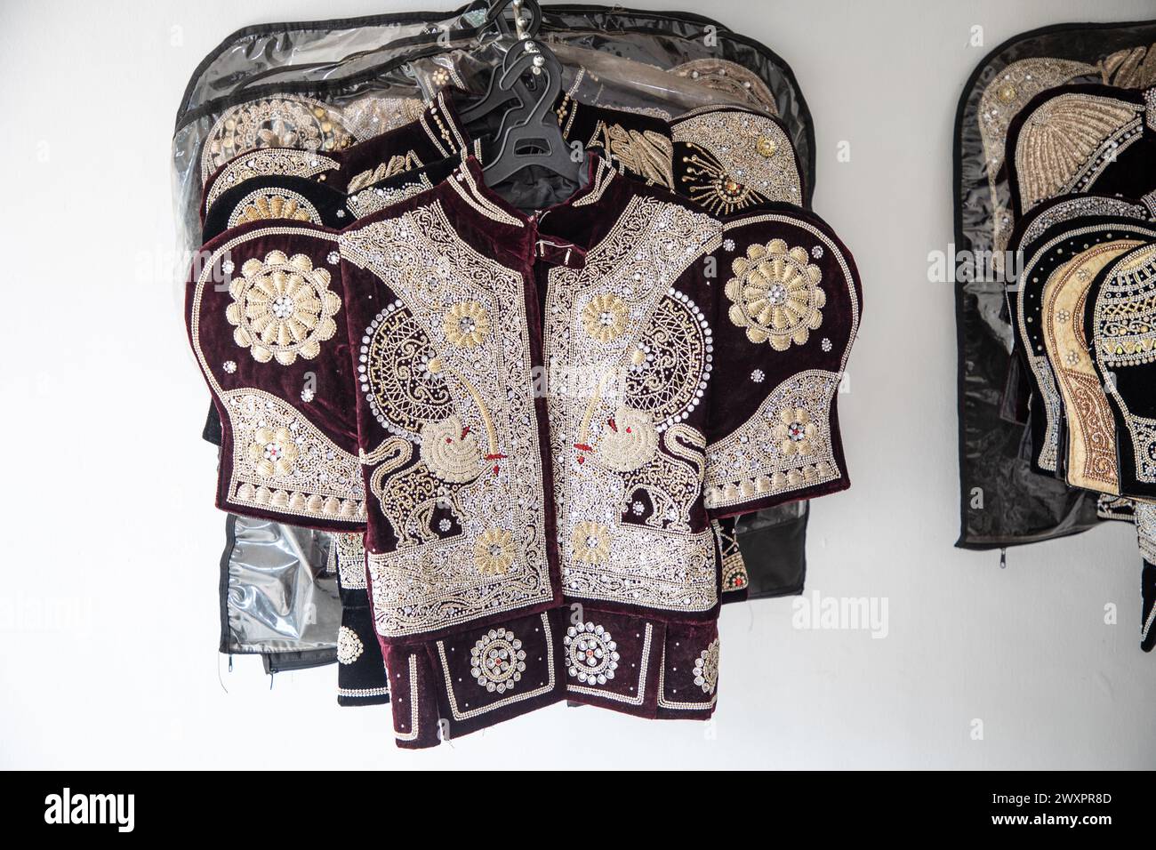 Dambulla, Sri Lanka 10 febbraio 2023. Negozio-laboratorio di abiti e gioielli tradizionali per matrimoni in Sri lanka. gioielleria gemme. Foto Stock