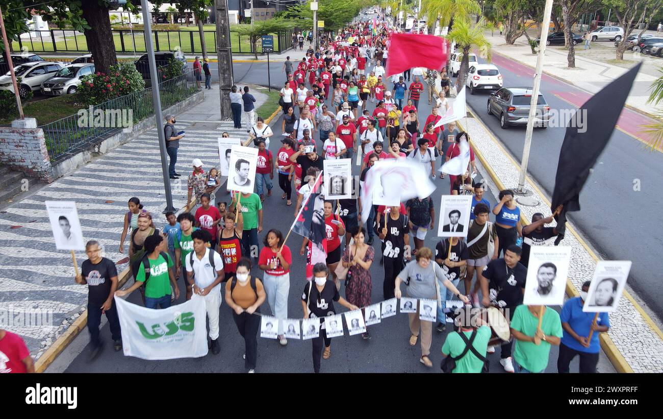 Recife, Brasile. 1 aprile 2024. Lunedì scorso, movimenti sociali, enti per i diritti umani e associazioni familiari hanno organizzato una passeggiata del silenzio, in memoria del 60° anniversario del colpo di Stato militare del 1964. L'evento è iniziato presso il monumento di Tortura Nuca Mais, nella piazza chiamata padre Henrique su Rua Aurora, centro di Recife. L'atto proseguì verso l'Assemblea legislativa e si concluse al Consiglio comunale di Recife. Crediti: João Carlos Mazella/FotoArena/Alamy Live News Foto Stock