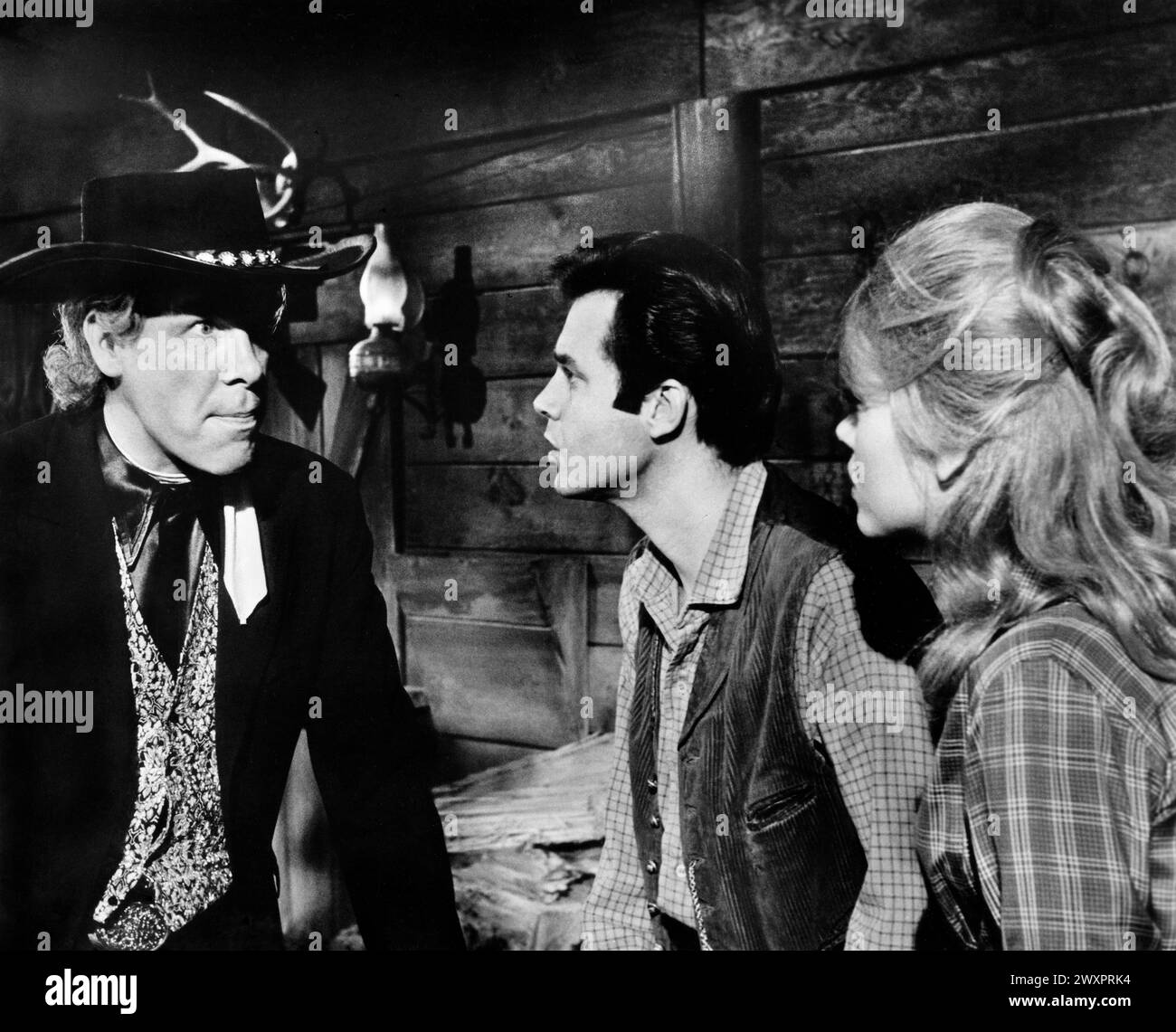 Lee Marvin, Michael Callan, Jane fonda, sul set del film, 'Cat Ballou', Columbia Pictures, 1965 Foto Stock