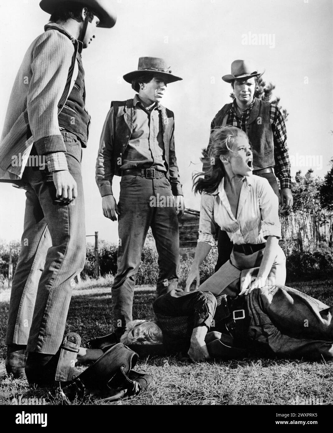 Michael Callan, Tom Nardini, Jane fonda, Dwayne Hickman, John Marley, sul set del film, 'Cat Ballou', Columbia Pictures, 1965 Foto Stock