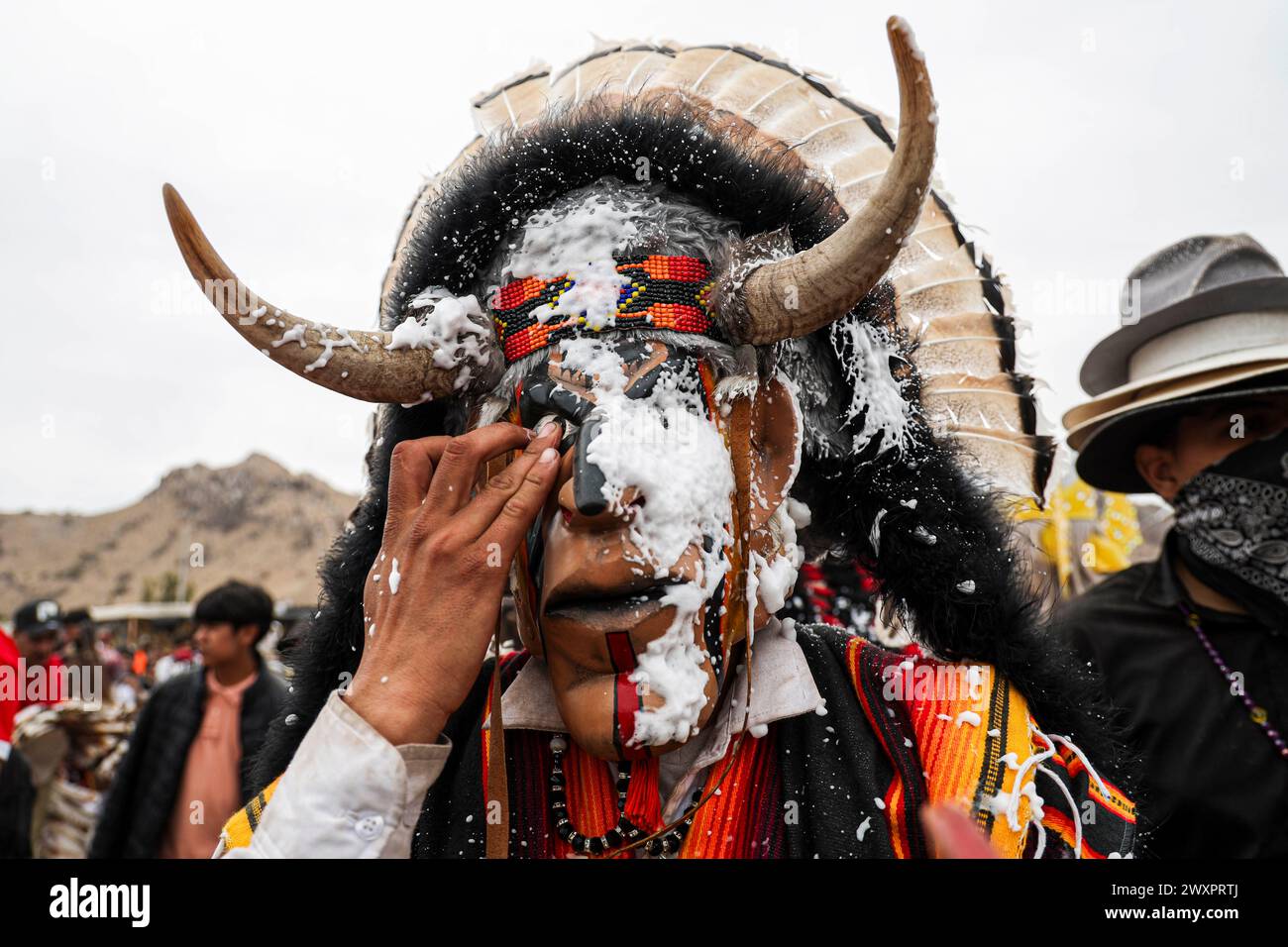 HERMOSILLO, MESSICO - MARZO 30: Un pellegrino con una maschera fariseo pulisce la schiuma dalla sua maschera durante le celebrazioni della settimana Santa il 30 marzo 2024 a Hermosillo, Messico. (Foto di Luis Gutierrez/Norte Photo/) Foto Stock