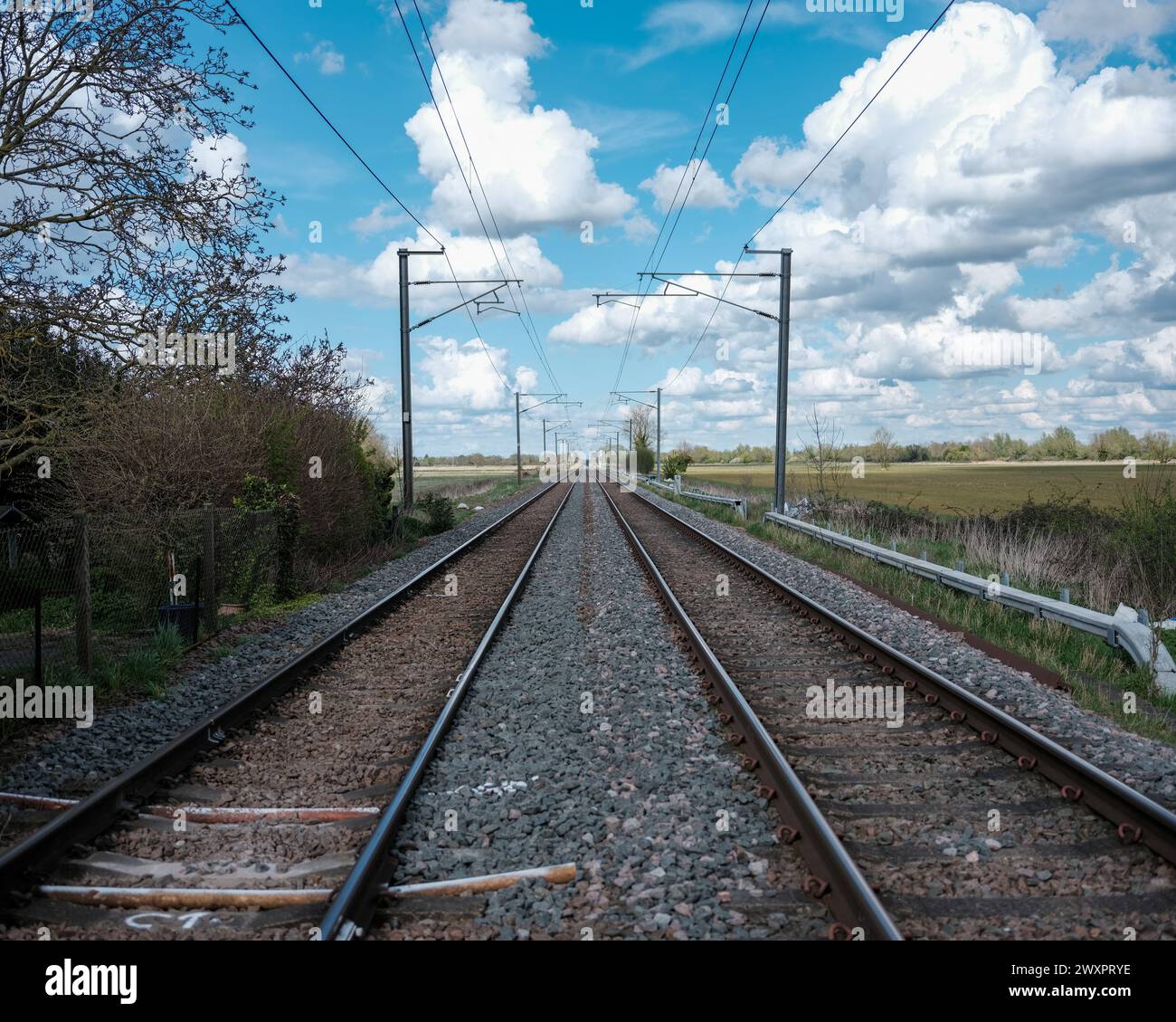 Percorso ferroviario lungo e rettilineo a Cambridge, Regno Unito Foto Stock