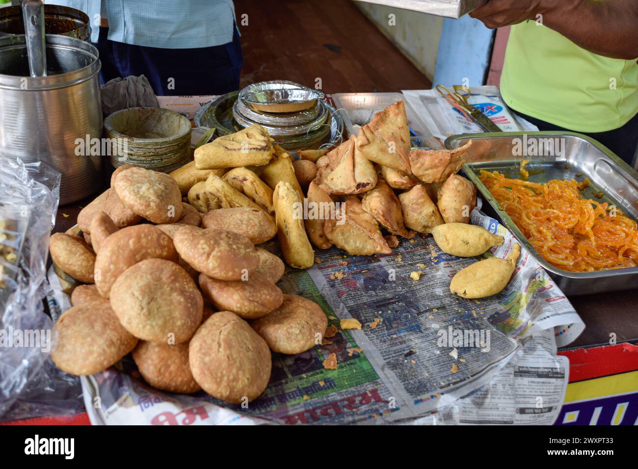 Spuntini indiani Namkeen tradizionali e frittura Samosas su cibo e mercati di strada Foto Stock