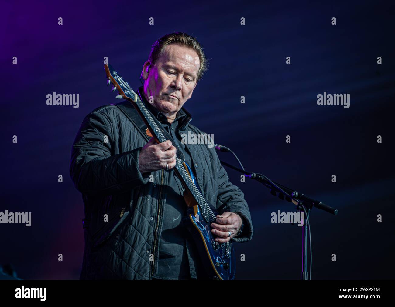 Birmingham, Regno Unito. 1 aprile 2024; St Andrews, Birmingham, West Midlands, Inghilterra; EFL Championship Football, Birmingham City contro Preston North End; il chitarrista degli UB40 Robin Campbell si esibisce sul palco dopo la partita contro il Preston North End per lanciare il loro tour e il rebranding dello stadio a St Andrews @ Knighthead Park Credit: Action Plus Sports Images/Alamy Live News Foto Stock