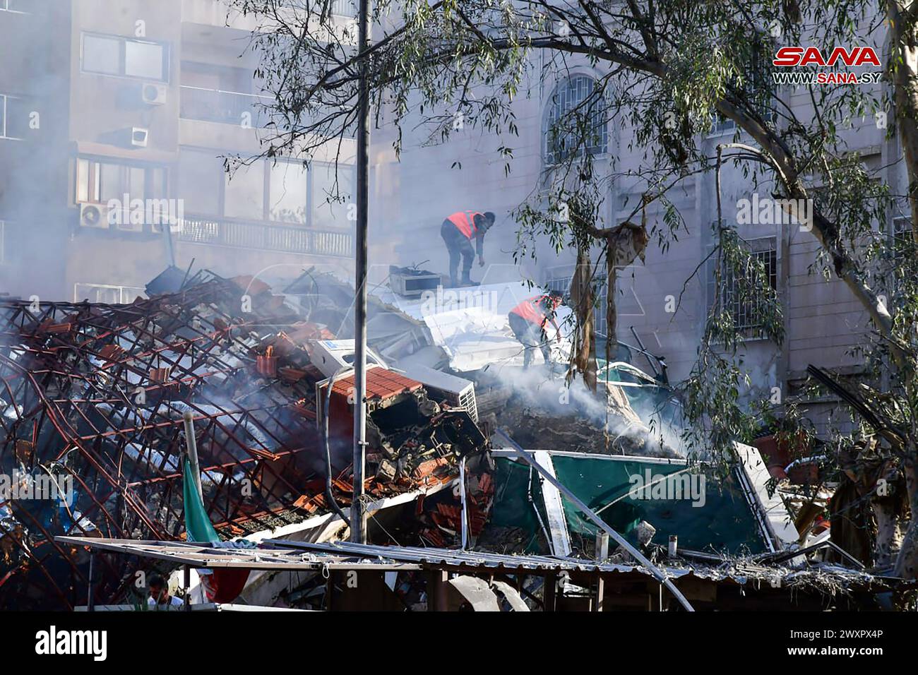 Damasco, Siria. 1 aprile 2024. Il personale di emergenza e di sicurezza ispeziona le macerie sul sito degli scioperi che hanno colpito un edificio annesso all'ambasciata iraniana nella capitale siriana Damasco, lunedì 1 aprile 2024. I media di stato siriani hanno detto che gli scioperi israeliani hanno colpito un annesso consolare iraniano nella capitale. E i media di stato iraniani hanno detto che un alto comandante del potente corpo delle guardie rivoluzionarie islamiche era tra i morti, in mezzo alle crescenti tensioni regionali dovute alla guerra di Gaza. Foto di Syrian Arab News Agency/ credito: UPI/Alamy Live News Foto Stock