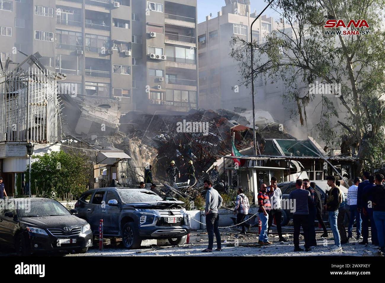 Damasco, Siria. 1 aprile 2024. Il personale di emergenza e di sicurezza ispeziona le macerie sul sito degli scioperi che hanno colpito un edificio annesso all'ambasciata iraniana nella capitale siriana Damasco, lunedì 1 aprile 2024. I media di stato siriani hanno detto che gli scioperi israeliani hanno colpito un annesso consolare iraniano nella capitale. E i media di stato iraniani hanno detto che un alto comandante del potente corpo delle guardie rivoluzionarie islamiche era tra i morti, in mezzo alle crescenti tensioni regionali dovute alla guerra di Gaza. Foto di Syrian Arab News Agency/ credito: UPI/Alamy Live News Foto Stock