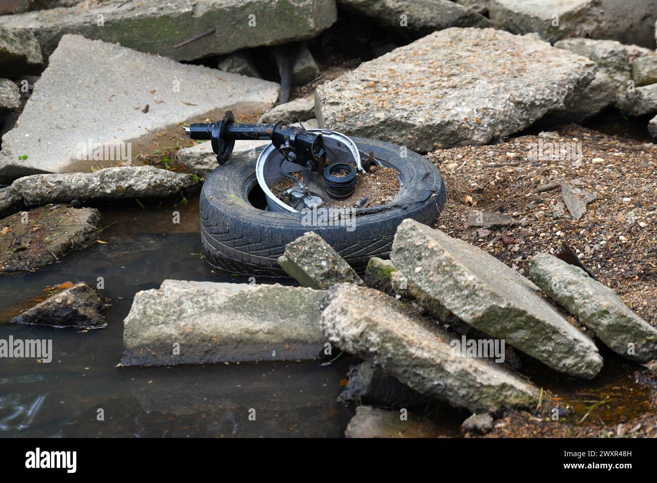 Pneumatico per auto spazzolato con estremità tirante e molla. Foto Stock
