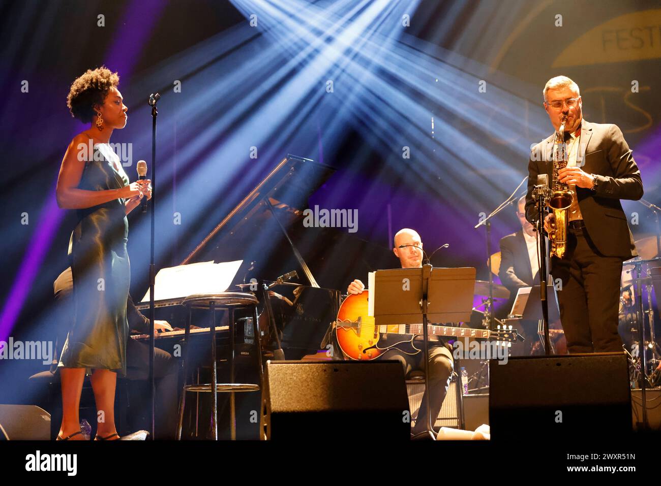 Il gruppo jazz The Amazing Keystone Big Band, con la cantante Célia Kameni, al festival Éclats d'Email Jazz Edition all'Opera di Limoges. Formazione: Cél Foto Stock