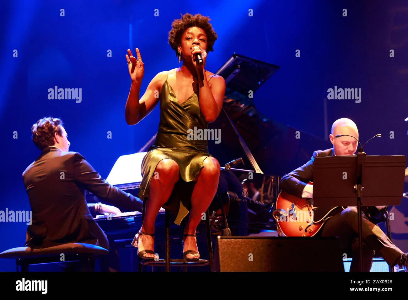 Il gruppo jazz The Amazing Keystone Big Band, con la cantante Célia Kameni, al festival Éclats d'Email Jazz Edition all'Opera di Limoges. Formazione: Cél Foto Stock