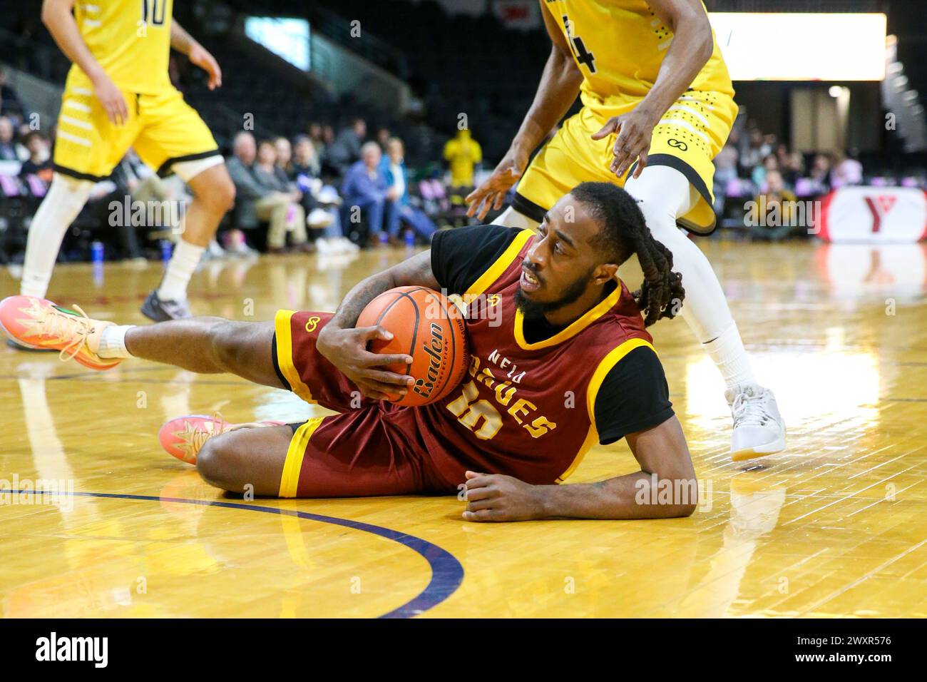 Londra, Canada. 1 aprile 2024. I London Lightning sconfissero i nemici di Terranova 104-97 in regolamento. Shandarious Cowart (10) dei Newfoundland Rogues si tuffa per il ballo durante il terzo quarto. Crediti: Luke Durda/Alamy Live News Foto Stock