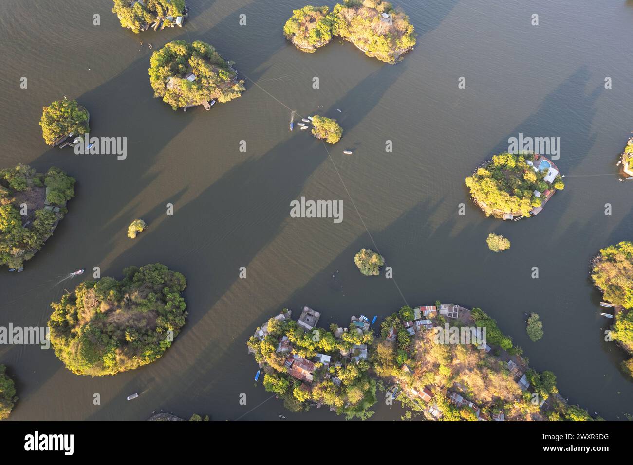 Isole tropicali con barche intorno alla vista aerea dall'alto all'ora del tramonto Foto Stock