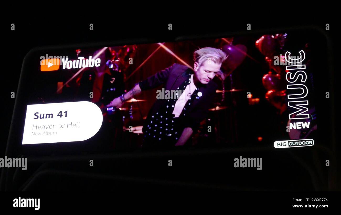 Los Angeles, California, USA 31 marzo 2024 Sum 41 Heaven :x: Hell album YouTube Billboard su Sunset Blvd il 31 marzo 2024 a Los Angeles, California, USA. Foto di Barry King/Alamy Stock Photo Foto Stock