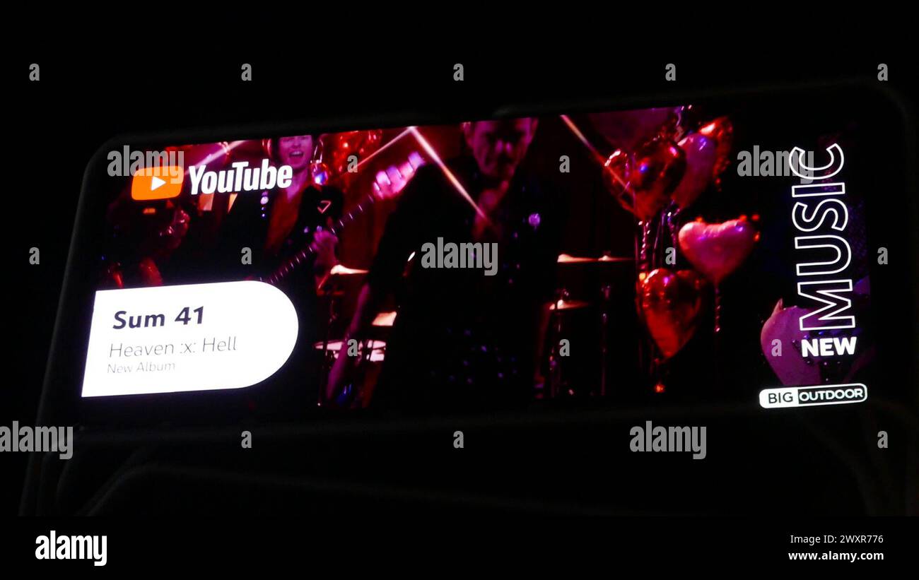 Los Angeles, California, USA 31 marzo 2024 Sum 41 Heaven :x: Hell album YouTube Billboard su Sunset Blvd il 31 marzo 2024 a Los Angeles, California, USA. Foto di Barry King/Alamy Stock Photo Foto Stock