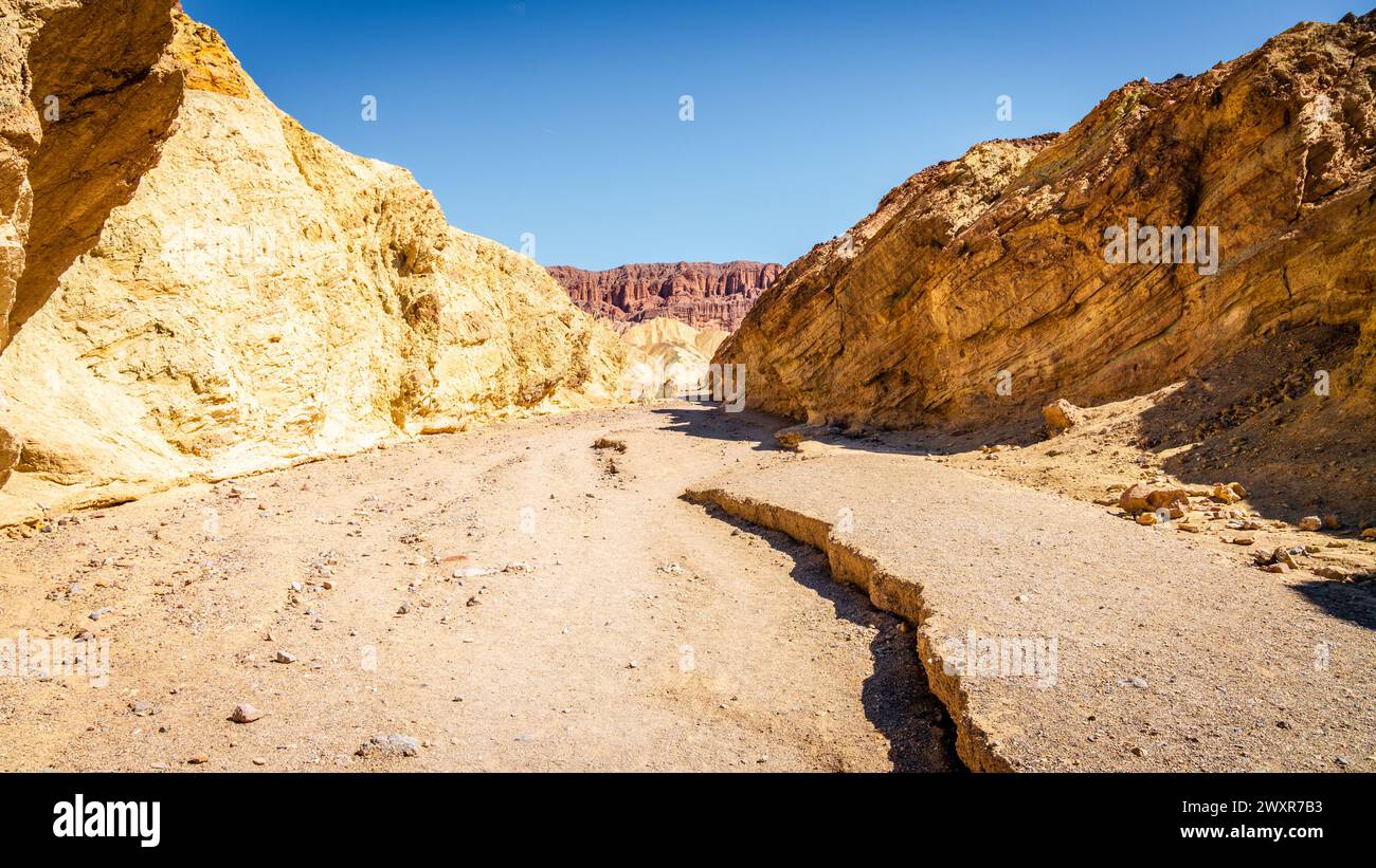 Sentiero escursionistico attraverso il Golden Canyon con vista delle formazioni rocciose della Cattedrale Rossa nel Death Valley National Park in California Foto Stock