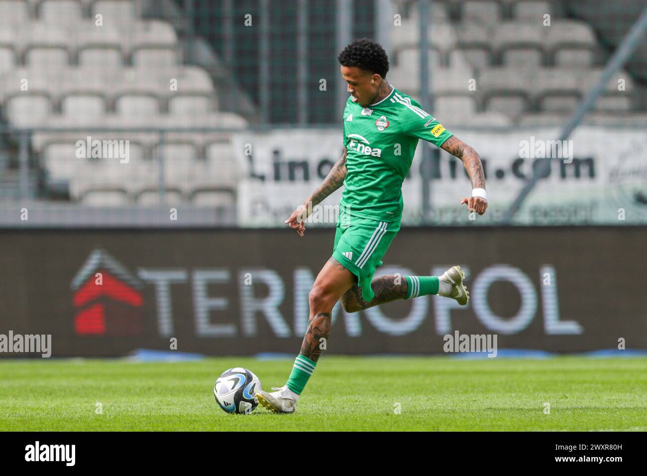 Cracovia, Polonia. 1 aprile 2024. Luiz Gustavo Luizao di Radomiak Radom visto in azione durante la partita di calcio polacca PKO Ekstraklasa League 2023/2024 tra Puszcza Niepolomice e Radomiak Radom allo stadio Cracovia. Punteggio finale; Puszcza Niepolomice 1:1 Radomiak Radom. (Foto di Grzegorz Wajda/SOPA Images/Sipa USA) credito: SIPA USA/Alamy Live News Foto Stock