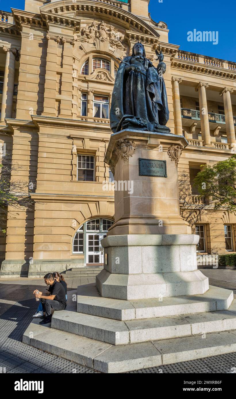 Statua in bronzo della regina Vittoria, una replica dello scultore inglese Thomas Brock dell'originale a Portsmouth al Queens Garden, CBD di Brisbane, contro il Foto Stock