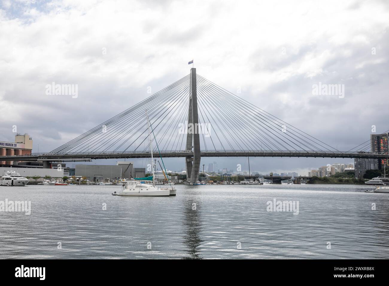 L'Anzac Bridge di Sydney collega Pyrmont a Glebe e trasporta traffico veicolare come distributore occidentale, il ponte è stato aperto nel 1995, NSW, Australia Foto Stock