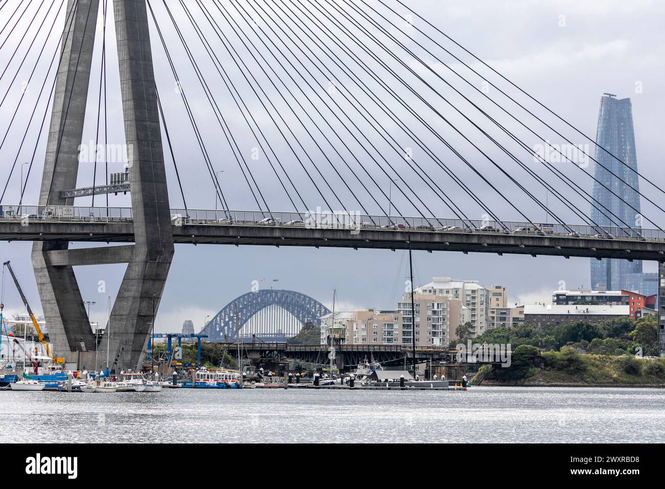 L'Anzac Bridge di Sydney collega Pyrmont a Glebe e trasporta traffico veicolare come distributore occidentale, il ponte è stato aperto nel 1995, NSW, Australia Foto Stock