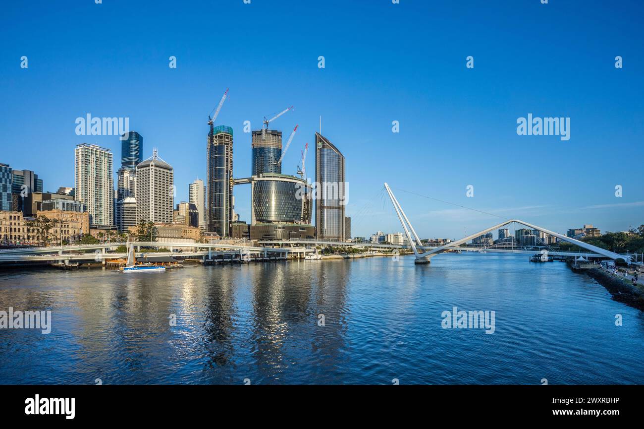 Queen's Wharf, quartiere residenziale polifunzionale e di intrattenimento nella fase finale della costruzione e fiume Brisbane, visto dal Victoria Bridge, B. Foto Stock
