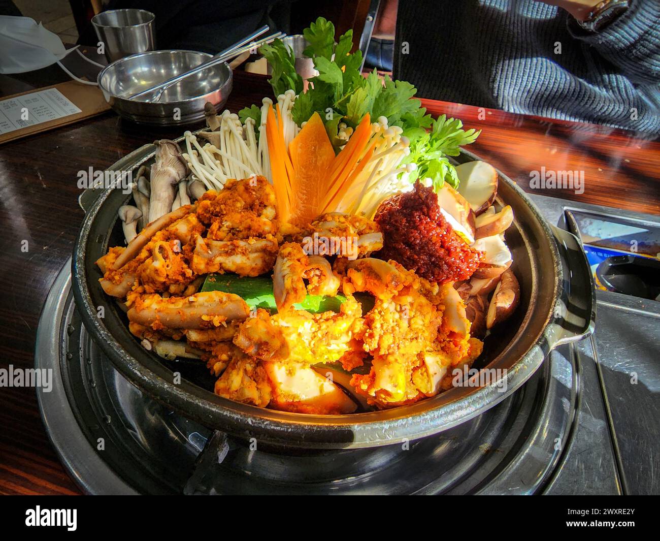 Gopchang-jeongol, o hot pot di trippa di manzo - uno stufato coreano speziato realizzato con trippa di manzo bollente, verdure e condimenti in brodo di manzo. Foto Stock